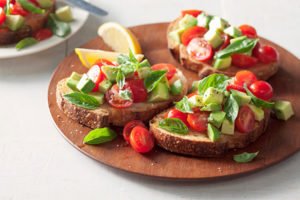 Deilig Bruschetta med avocado og tomat