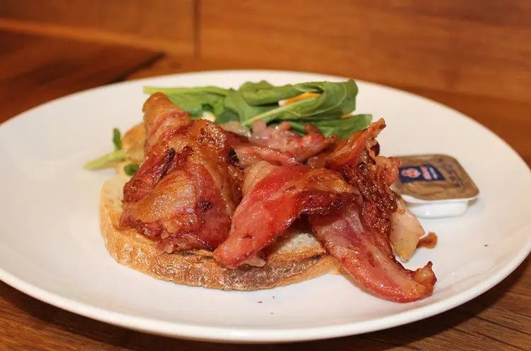 Unngå fettsprut stek bacon i ovnen