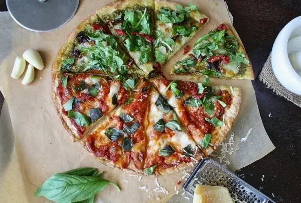 Lavkarbo pizza med fantastisk pizzabunn Lavkarbo pizza med fantastisk pizzabunn