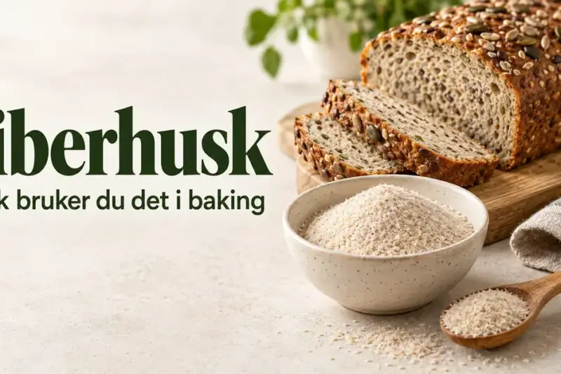 En skål og en treskje med fiberhusk ved siden av et oppskåret frøbrød, med teksten «Fiberhusk – slik bruker du det i baking».