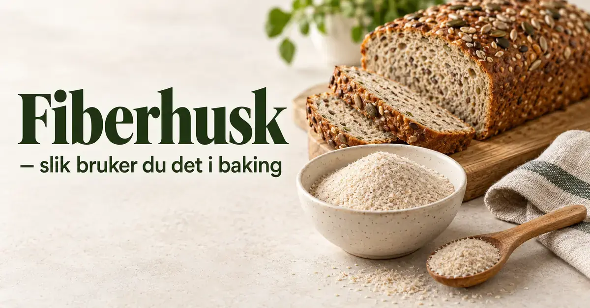 En skål og en treskje med fiberhusk ved siden av et oppskåret frøbrød, med teksten «Fiberhusk – slik bruker du det i baking».