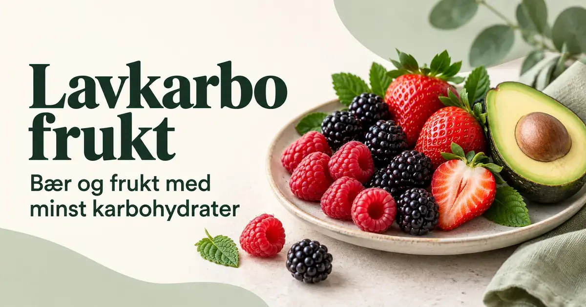 Bringebær, bjørnebær, jordbær og en halv avokado på en tallerken ved siden av teksten «Lavkarbo frukt – Bær og frukt med minst karbohydrater».