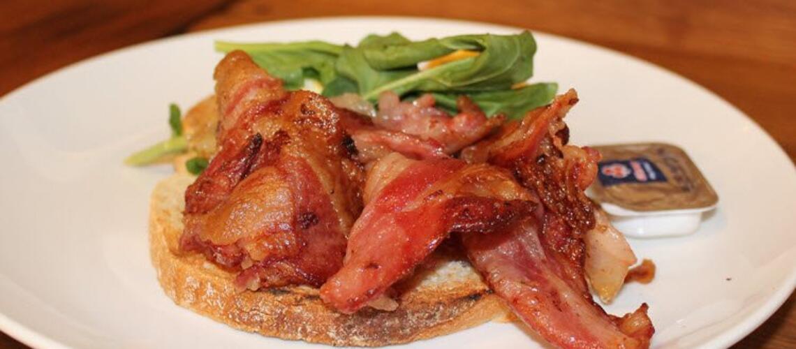 Unngå fettsprut stek bacon i ovnen